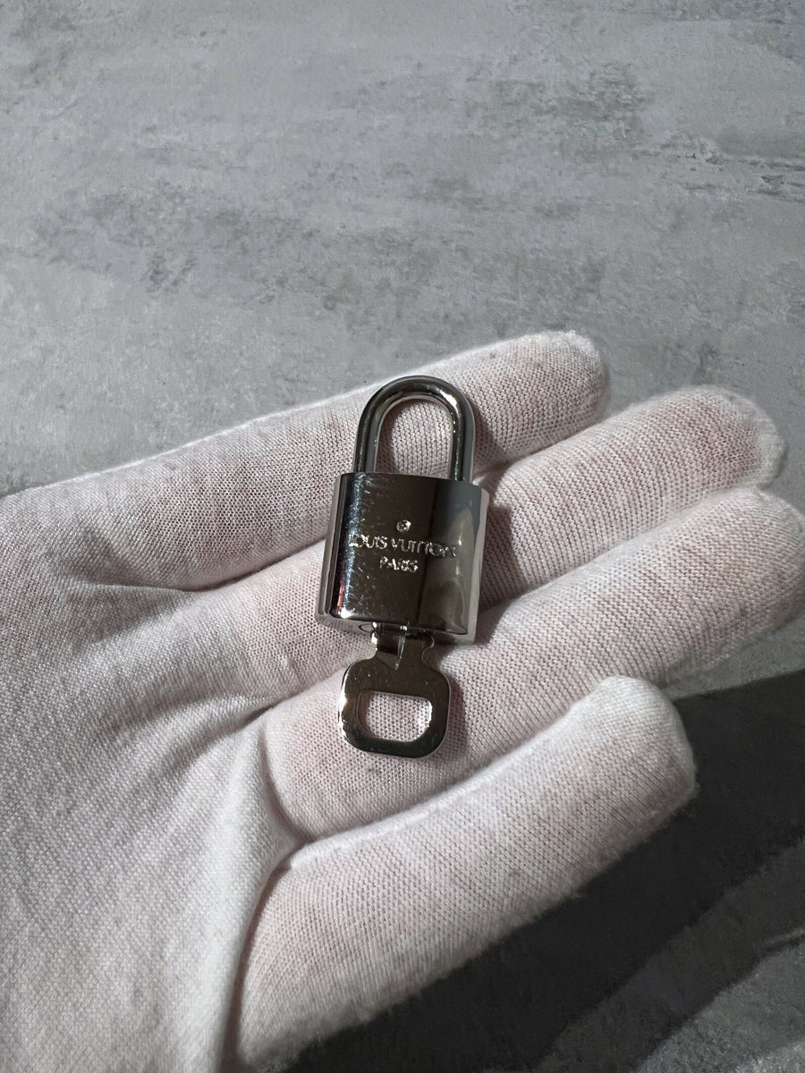 Louis Vuitton Silver Lock and Key Padlock Bag Charm 10LV1104 ref.424408 -  Joli Closet